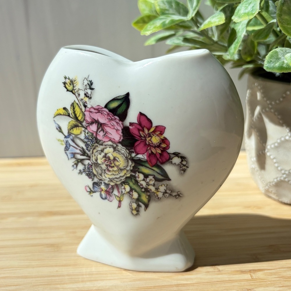Vintage Heart Shaped Ceramic Bud Vase White Floral Bouquet Design 4.75in